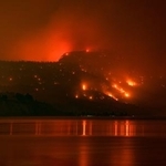 　カナダ西部ブリティッシュコロンビア州サマーランドで燃え広がる山火事＝８日（Ｄａｒｒｙｌ　Ｄｙｃｋ／Ｔｈｅ　Ｃａｎａｄｉａｎ　Ｐｒｅｓｓ提供、ＡＰ＝共同）