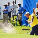 　最終ラウンド、１５番でバンカーショットを放つ松山英樹。通算１４アンダーで７位＝セッジフィールドＣＣ（共同）