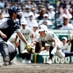 　明徳義塾-日南学園　９回裏日南学園２死一、二塁、豊丸の左前打で二走鈴木がサヨナラの生還。捕手里山＝甲子園