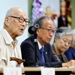 　結成７０年を迎え、長崎市で記者会見する被団協の田中熙巳代表委員（左）ら＝１０日午前