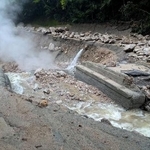 　土石流により橋が流された現場＝９日、長野県安曇野市（県安曇野建設事務所提供）