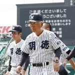 　日南学園に敗れ、引き揚げる明徳義塾・馬淵監督＝甲子園