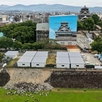 　１３日に再開する見込みの熊本城。左下は地震で崩れた石垣＝１０日午前、熊本市（ドローンから）