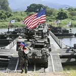 　韓国京畿道驪州市で、米韓軍事演習「乙支フリーダムシールド（自由の盾）」の一環で実施された合同渡河訓練＝２０２５年８月（共同）