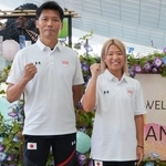 　フラッグフットボールの世界選手権を前に写真に納まる女子代表の金谷（右）と延原監督＝１０日、羽田空港