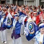 　「よさこい祭り」で演舞を披露する踊り子たち＝１０日午前、高知市