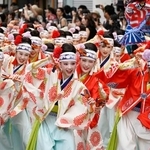 　「よさこい祭り」で演舞を披露する踊り子たち＝１０日午前、高知市
