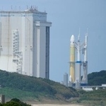 　発射地点に移動するＨ３ロケット９号機＝１０日午後、鹿児島県の種子島宇宙センター
