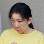 　千葉県警いすみ署から移送される石上秀子容疑者＝１０日午後