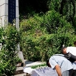 　松代大本営の朝鮮人追悼碑に献花した参列者たち＝１０日午前、長野市