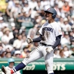 　横浜-沖縄尚学　２回表、千島の適時三塁打で生還し喜ぶ横浜・脇山＝甲子園