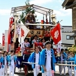 　姥神大神宮渡御祭で「いにしえ街道」を巡る山車＝１０日午後、北海道江差町