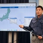 　台風１５号について説明する気象庁の担当者＝１０日午後、気象庁