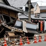 　地震で倒壊した熊本県氷川町の家屋＝１０日午前