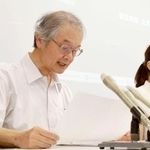　記者会見で三重県の一見勝之知事への抗議声明を読み上げる市民団体の原科浩代表（左）＝１０日午後、津市
