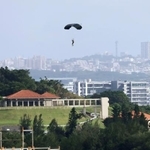 　沖縄県の米軍嘉手納基地で、パラシュート降下訓練をする兵士＝１０日午後