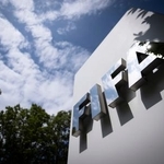 　チューリヒの本部に設置された国際サッカー連盟（ＦＩＦＡ）のロゴ＝６日（ｋｅｙｓｔｏｎｅ提供・ＡＰ＝共同）