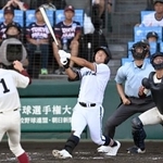 　高岡商-高川学園　５回表高川学園１死一、三塁、吉田が中前に適時打を放つ。投手小久保、捕手法土＝甲子園