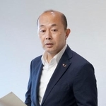 　報道陣の取材に応じる長崎市の鈴木史朗市長＝１０日午後、長崎市役所