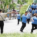 　警報を受けて避難する人たち＝１０日、台湾中部（中央通信社＝共同）