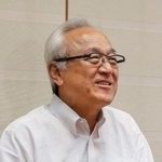 　記者団の取材に応じる福岡県議会の蔵内勇夫議長＝１０日午後、福岡県議会棟