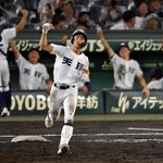 　天理-福山　４回表、左越えに先制本塁打を放ち一塁を回る天理・金本＝甲子園