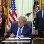 　ワクチン接種に関する大統領令に署名するトランプ米大統領＝１０日、ワシントン（ＡＰ＝共同）