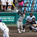 　横手-敦賀気比　４回表敦賀気比２死二塁、辻琉が中越えに適時二塁打を放つ。投手佐藤宙、捕手加藤＝甲子園