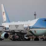 　米大統領専用機と、専用機のそばに駐車されたケータリング車両＝７月、アンカラ（ＡＰ＝共同）