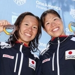 　女子１０キロで２位となりメダルを掲げる蝦名愛梨（右）と３位の梶本一花＝ロングビーチ（共同）