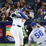 　ロイヤルズ戦の７回、中前打を放つドジャース・大谷＝ロサンゼルス（共同）