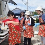 　被災した住民らに防災食のレシピを教える本田節さん（左）＝１１日午前、熊本県氷川町