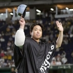 　９勝目を挙げ、ファンの声援に応える阪神・村上＝東京ドーム