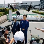 　爆発の起きた「イオンモール熊本」で献花を終え、取材に応じる熊本県の木村敬知事（中央右）＝１１日午後、熊本県嘉島町