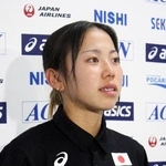 　女子８００メートルで５位となり、帰国後に取材に応じる久保凜＝１１日、成田空港