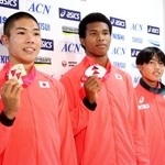 　陸上のＵ２０世界選手権でメダルを獲得した（左から）後藤大樹、古賀ジェレミー、本田桜二郎＝１１日、成田空港