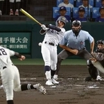 　松商学園-三重　１回裏三重１死一、二塁、福田が中前に先制打を放つ＝甲子園