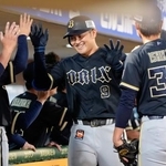 　５回、２ランを放ちナインに迎えられるオリックス・野口（中央）＝楽天モバイルパーク