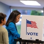 　ウィスコンシン州知事選の民主党予備選で、息子を連れて投票するフランチェスカ・ホン州下院議員＝１１日、マディソン（ゲッティ＝共同）