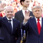 　Ｗ杯の表彰式で並ぶＦＩＦＡのインファンティノ会長とトランプ米大統領＝７月、米ニュージャージー州イーストラサフォード（ゲッティ＝共同）