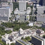 　東京・霞が関の官庁街。下は国会議事堂