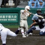 　拓大紅陵-佐賀商　４回表拓大紅陵１死一、二塁、阪本が左越えに先制二塁打を放つ。投手東條、捕手立花＝甲子園