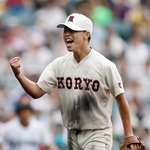 　佐賀商に勝利し喜ぶ拓大紅陵・山辺＝甲子園