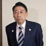 　記者団の取材に応じる福岡県の服部誠太郎知事＝１２日午前、福岡県庁