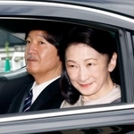 　皇居に入られる秋篠宮ご夫妻＝１２日午前、半蔵門