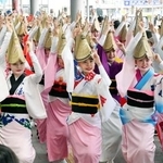 　徳島市の阿波おどりで、踊りを披露する人たち＝１２日午前