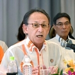 　記者会見で沖縄県知事選に向けた政策を発表する玉城デニー氏＝１２日午前、那覇市
