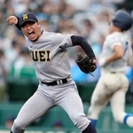 　花咲徳栄に勝利し、ガッツポーズする仙台育英・古川＝甲子園
