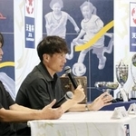 　サッカー天皇杯全日本選手権の歴史などを振り返るイベントに登壇した日本サッカー協会の宮本恒靖会長（右）と名波浩さん＝１２日、東京都内
