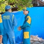 　地震で被災した熊本県八代市を訪れ被害などを視察する警察庁の楠芳伸長官（右）＝１２日午後